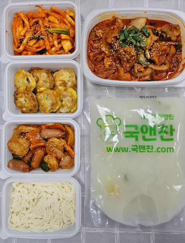 오늘의 5종세트-버섯설렁탕,묵은지사태찜,해물완자전,깐풍만두,오이도라지무침