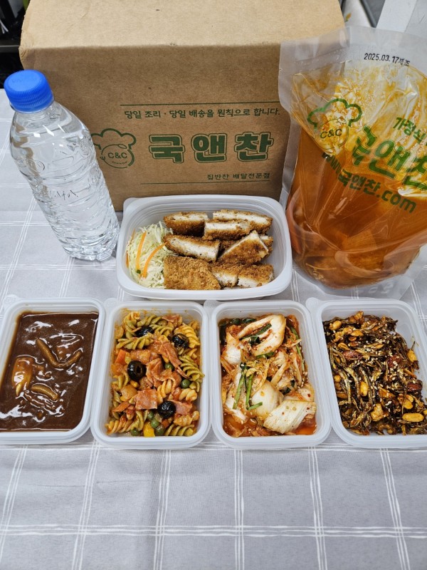 오늘의반찬 5종세트(육짬뽕,순살등심돈까스,살사푸실리샐러드,견과멸치볶음,배추겉절이)