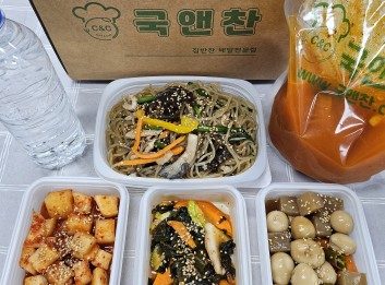 오늘의반찬 5종세트(돈육김치찌개,궁중잡채,곤약메추리알장조림,미역초무침,깍두기)