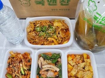 오늘의반찬 5종세트-소고기우거지해장국,굴소스돈육야채볶음,꽈리고추오징어조림,감자조림,무말랭이무침)